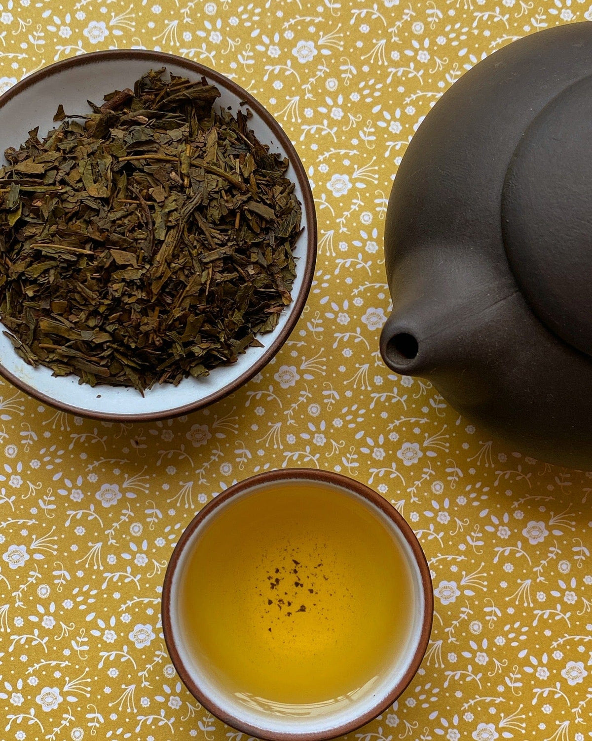 Hojicha Japanese tea with a teapot and roasted leaves