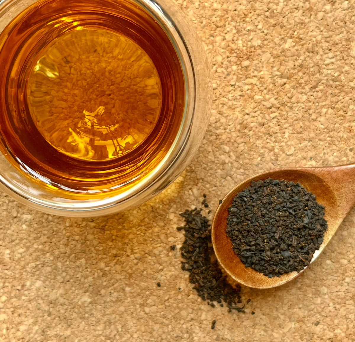 Irish Breakfast tea beside a spoonful of loose leaves